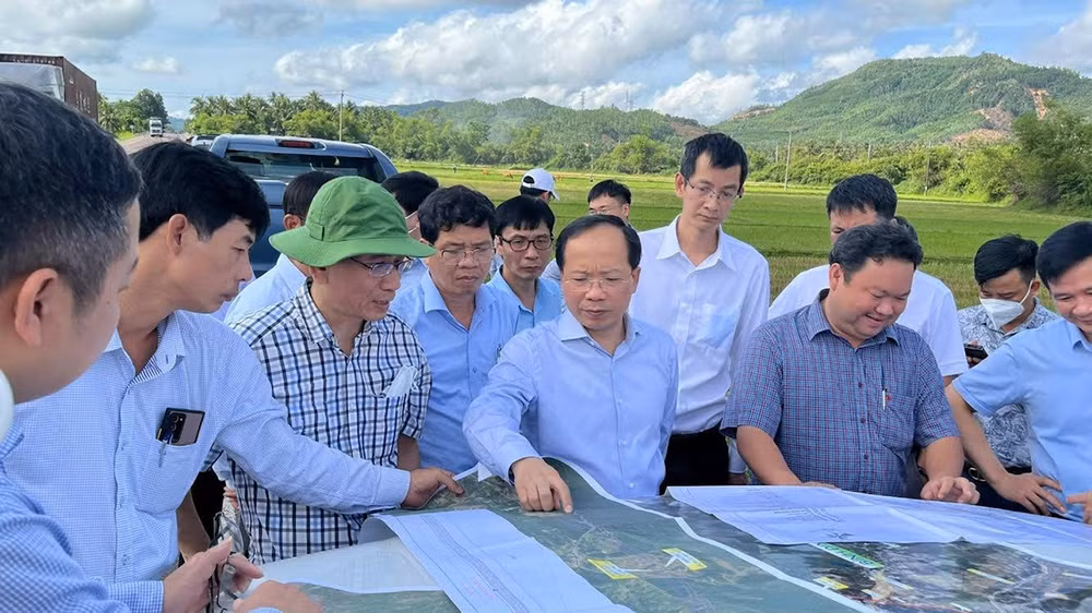 Lãnh đạo Ban quản lý dự án 85 (Bộ Giao thông vận tải) chủ đầu tư dự án thành phần Quy Nhơn- Chí Thạnh kiểm tra hướng tuyến tại thị xã Sông Cầu, Phú Yên. Lãnh đạo Ban quản lý dự án 85 (Bộ Giao thông vận tải) chủ đầu tư dự án thành phần Quy Nhơn- Chí Thạnh kiểm tra hướng tuyến tại thị xã Sông Cầu, Phú Yên.