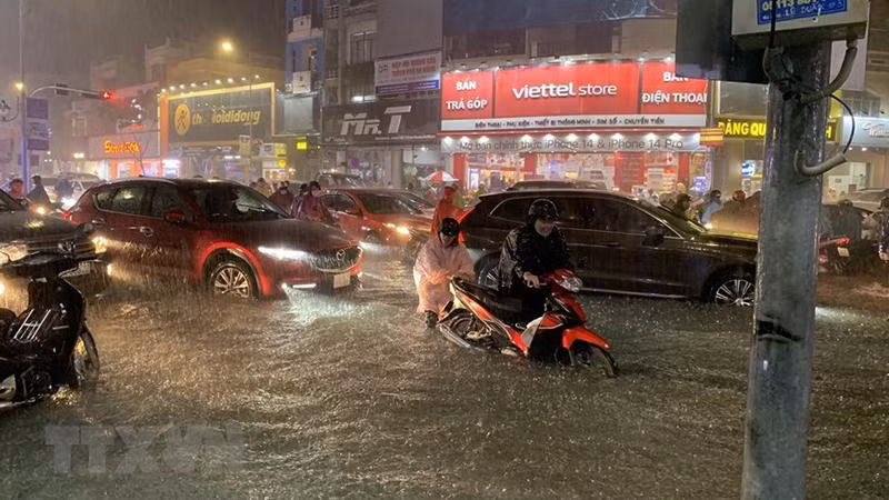 [Ảnh] Đà Nẵng: Mưa lớn kéo dài, nhiều tuyến đường ngập sâu trong nước ảnh 9