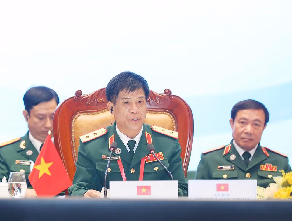 Trung tướng Nguyễn Văn Nghĩa, Phó Tổng Tham mưu trưởng Quân đội nhân dân Việt Nam chủ trì hội nghị.