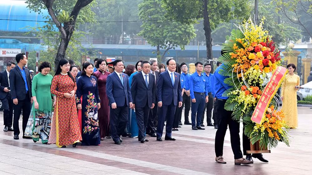Đoàn đại biểu thành phố Hà Nội đặt hoa tưởng niệm tại tượng đài V. I. Lênin.