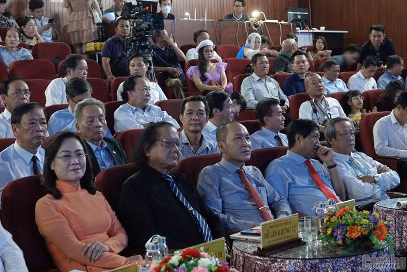 Đêm chung kết có lãnh đạo Hội Nhà báo Việt Nam, lãnh đạo tỉnh Bạc Liêu, lãnh đạo các Hội Nhà báo và các cơ quan báo chí khu vực phía nam, cùng đông đảo khán giả dự xem, cổ vũ tại Nhà hát Cao Văn Lầu. Đêm chung kết có lãnh đạo Hội Nhà báo Việt Nam, lãnh đạo tỉnh Bạc Liêu, lãnh đạo các Hội Nhà báo và các cơ quan báo chí khu vực phía nam, cùng đông đảo khán giả dự xem, cổ vũ tại Nhà hát Cao Văn Lầu.