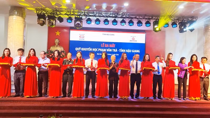 Nghi thức ra mắt Quỹ khuyến học Phạm Văn Trà–tỉnh Hậu Giang.