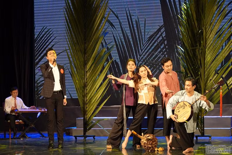 Thí sinh Lê Hải Đăng (Đài Phát thanh-Truyền hình Bến Tre) mở đầu xúc động với tiết mục dự thi “Cây dừa nước mồ côi”. Thí sinh Lê Hải Đăng (Đài Phát thanh-Truyền hình Bến Tre) mở đầu xúc động với tiết mục dự thi “Cây dừa nước mồ côi”.
