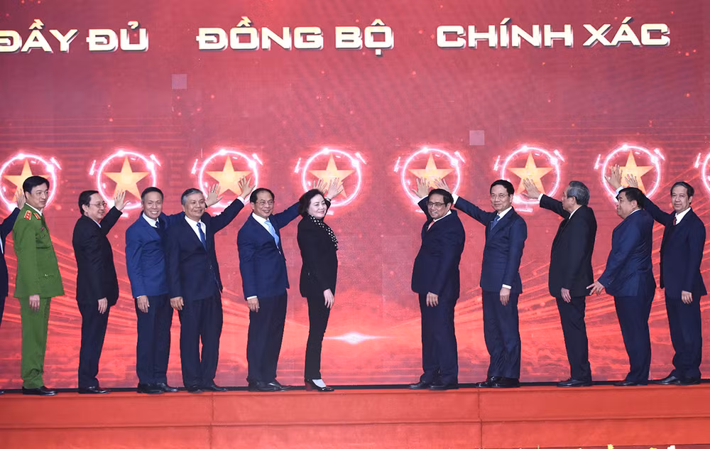 Thủ tướng Phạm Minh Chính và các đại biểu thực hiện nghi thức khai trương cơ sở dữ liệu quốc gia về cán bộ, công chức, viên chức trong cơ quan Nhà nước. Thủ tướng Phạm Minh Chính và các đại biểu thực hiện nghi thức khai trương cơ sở dữ liệu quốc gia về cán bộ, công chức, viên chức trong cơ quan Nhà nước.