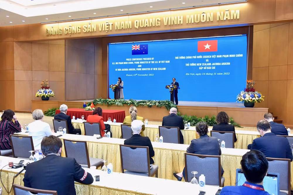[Ảnh] Thủ tướng Phạm Minh Chính và Thủ tướng New Zealand Jacinda Ardern gặp gỡ báo chí ảnh 1