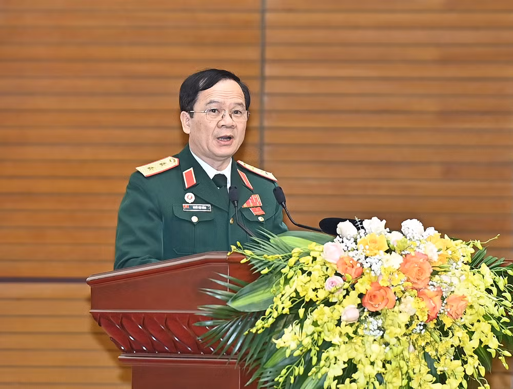 Đồng chí Trung tướng Khuất Việt Dũng, Phó Chủ tịch Hội Cựu chiến binh Việt Nam khóa VI trình bày báo cáo tại đại hội.