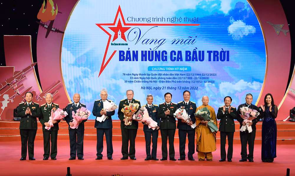 Vinh danh, tri ân các Anh hùng Lực lượng vũ trang nhân dân có thành tích đặc biệt xuất sắc trong chiến dịch “Hà Nội - Điện Biên Phủ trên không”. Vinh danh, tri ân các Anh hùng Lực lượng vũ trang nhân dân có thành tích đặc biệt xuất sắc trong chiến dịch “Hà Nội - Điện Biên Phủ trên không”.