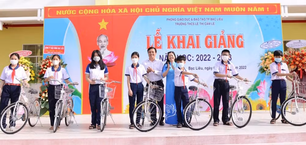 Trao tặng 10 xe đạp cho học sinh nghèo Trường trung học cơ sở Lê Thị Cẩm Lệ, thành phố Bạc Liêu.