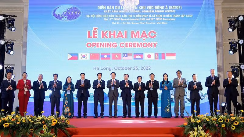 Đại diện các nước tham dự Đại hội đồng Diễn đàn Du lịch liên khu vực Đông Á (EATOF) lần thứ 17 chụp ảnh lưu niệm.