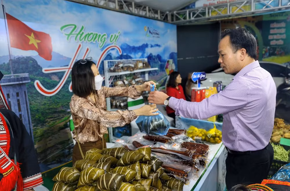 Khách tham quan đến với các gian hàng trong sự kiện quảng bá du lịch.
