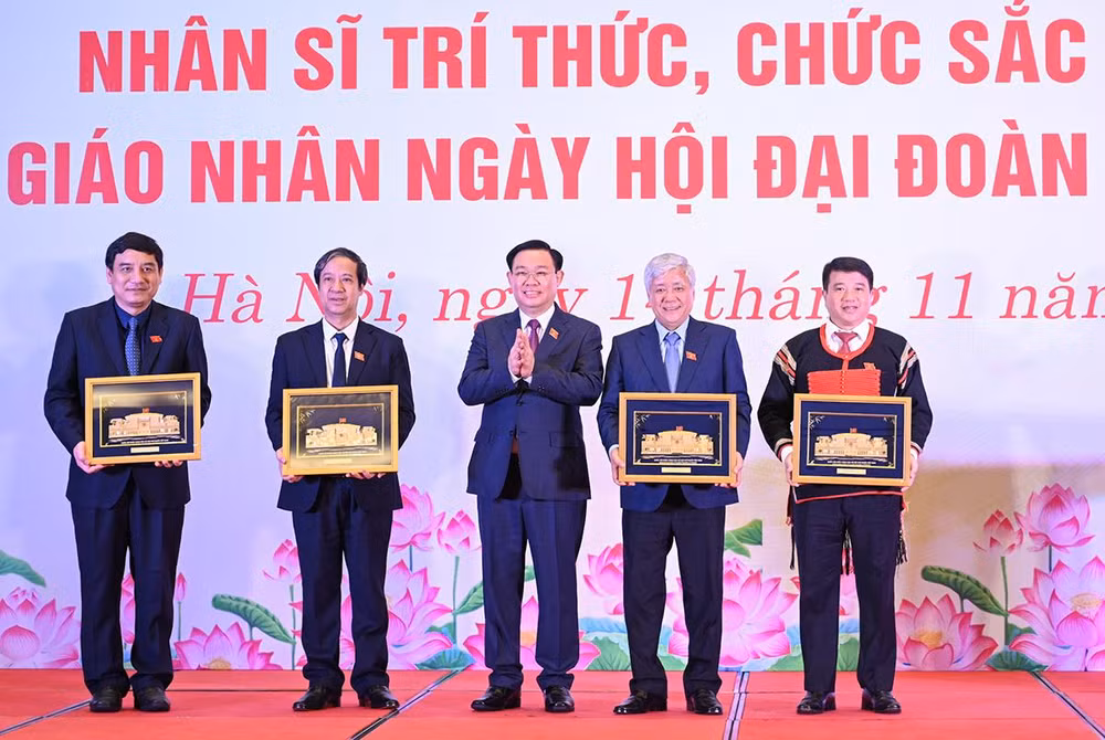 Chủ tịch Quốc hội Vương Đình Huệ tặng quà lưu niệm cho các đại biểu tại buổi gặp mặt. Chủ tịch Quốc hội Vương Đình Huệ tặng quà lưu niệm cho các đại biểu tại buổi gặp mặt.