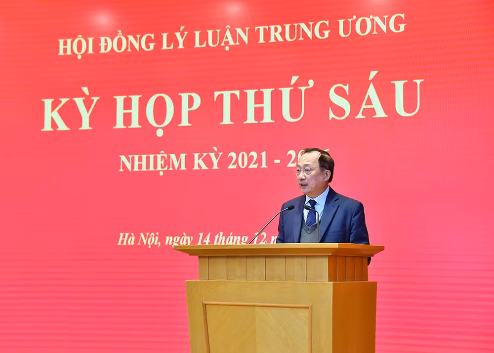Đồng chí Nguyễn Văn Thành đọc tóm tắt dự thảo Báo cáo tổng kết. (Ảnh: THỦY NGUYÊN)