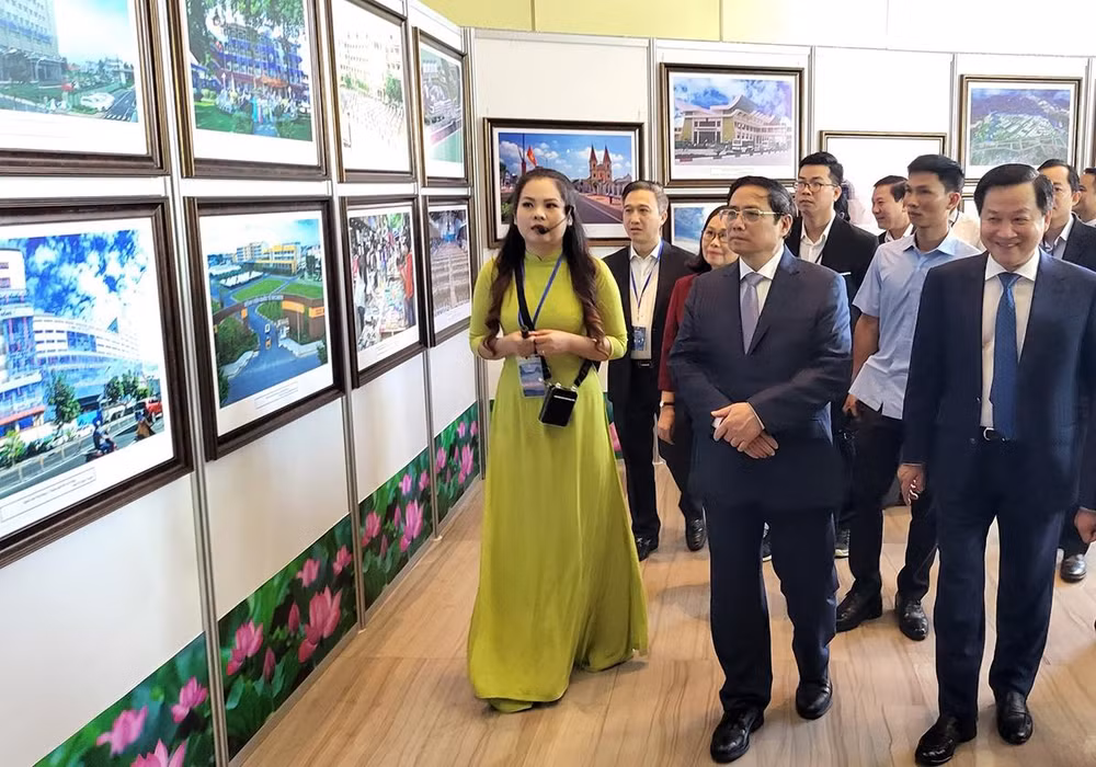 Thủ tướng dự Triển lãm ảnh Đông Nam Bộ, đột phá mới-tầm cao mới. Thủ tướng dự Triển lãm ảnh Đông Nam Bộ, đột phá mới-tầm cao mới.