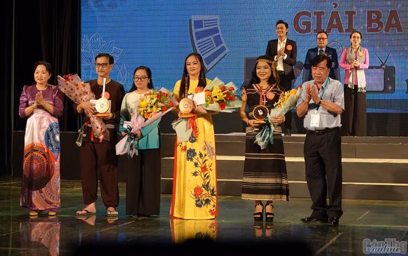 Giải Ba của hội thi thuộc về đôi song ca Nguyễn Thị Diệu Hiền - Nguyễn Thị Cúc (Báo Phụ nữ Thành phố Hồ Chí Minh), đôi song ca Thanh Lam - Thu Thảo (Đài Phát thanh-Truyền hình Đồng Tháp) và thí sinh Trần Thị Cẩm Thúy (Đài Phát thanh-Truyền hình Bình Dương). Giải Ba của hội thi thuộc về đôi song ca Nguyễn Thị Diệu Hiền - Nguyễn Thị Cúc (Báo Phụ nữ Thành phố Hồ Chí Minh), đôi song ca Thanh Lam - Thu Thảo (Đài Phát thanh-Truyền hình Đồng Tháp) và thí sinh Trần Thị Cẩm Thúy (Đài Phát thanh-Truyền hình Bình Dương).
