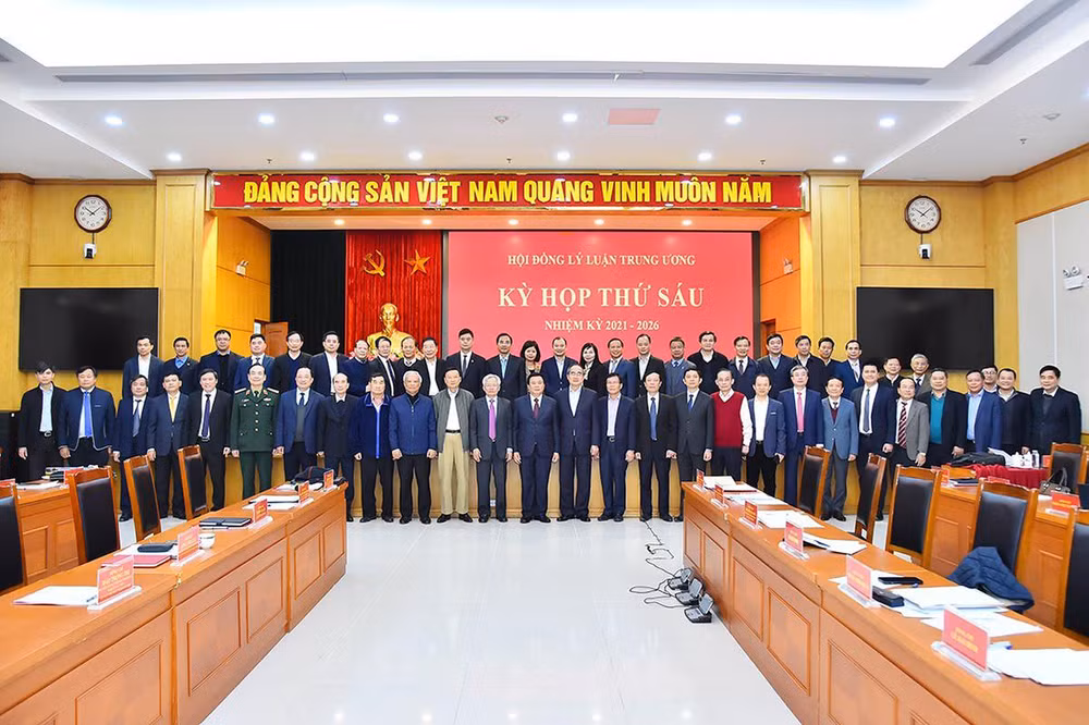 Các đại biểu, nhà khoa học, thành viên Hội đồng chụp ảnh lưu niệm. (Ảnh: THỦY NGUYÊN)