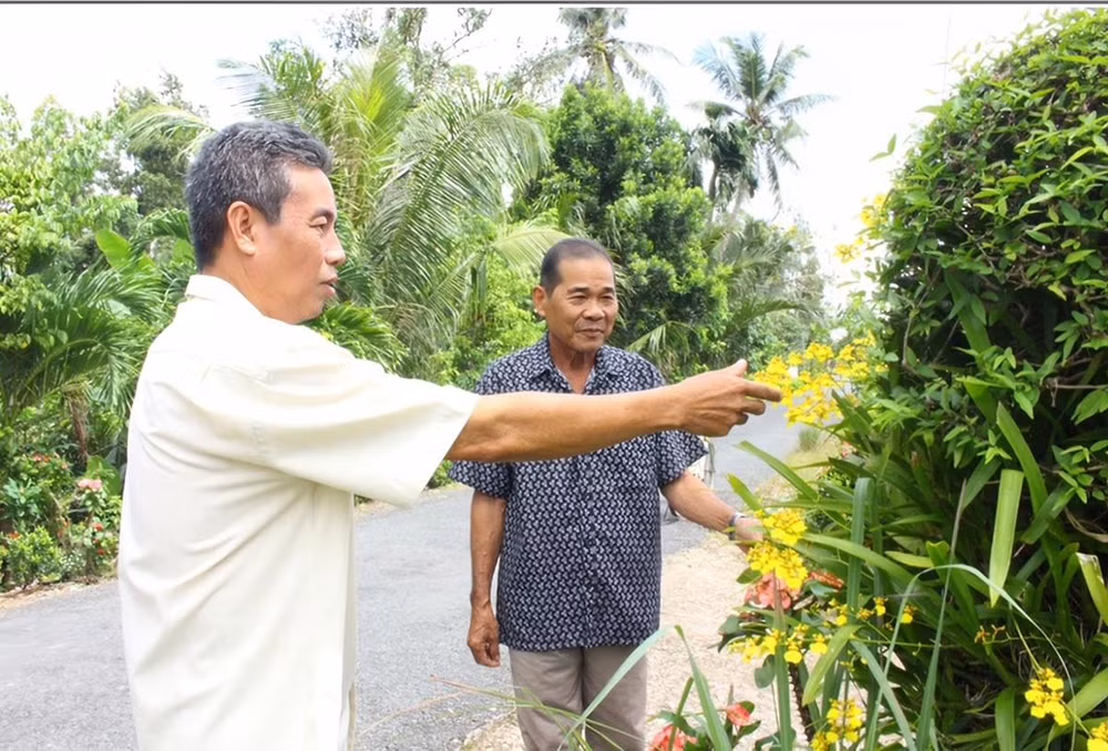 Ông Lê Thanh Dũng (bên trái), cán bộ tuyên giáo-dân vận thị trấn Vĩnh Viễn, huyện Long Mỹ, vận động người dân xây dựng cảnh quan sạch đẹp. Ông Lê Thanh Dũng (bên trái), cán bộ tuyên giáo-dân vận thị trấn Vĩnh Viễn, huyện Long Mỹ, vận động người dân xây dựng cảnh quan sạch đẹp.