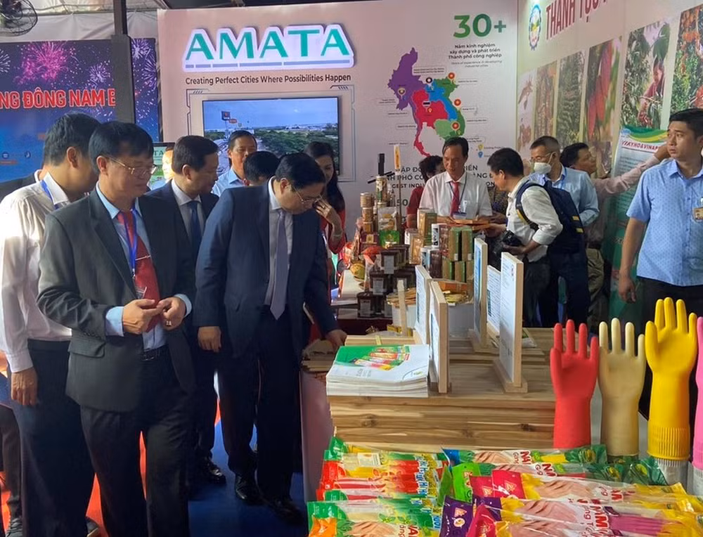 Thủ tướng Phạm Minh Chính và các đại biểu tham quan gian hàng trưng bày các sản phẩm của các tỉnh, thành phố trong vùng Đông Nam Bộ. Thủ tướng Phạm Minh Chính và các đại biểu tham quan gian hàng trưng bày các sản phẩm của các tỉnh, thành phố trong vùng Đông Nam Bộ.