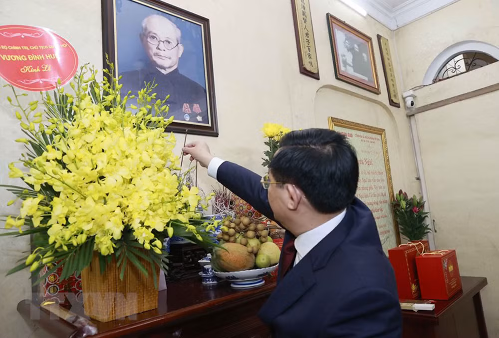 Chủ tịch Quốc hội Vương Đình Huệ thăm gia đình và thắp hương cố Trưởng Ban Thường trực Quốc hội Bùi Bằng Đoàn. (Ảnh: TTXVN)