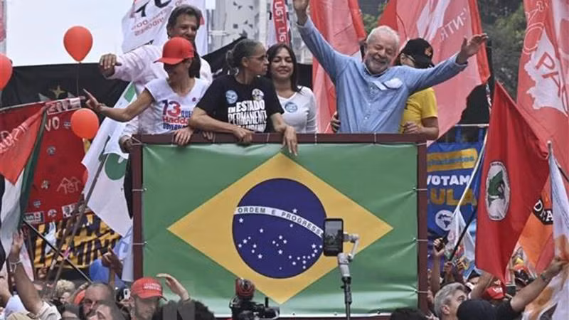 Ứng cử viên Tổng thống Brazil Luiz Inácio Lula da Silva (phải) tại cuộc vận động tranh cử ở Sao Paulo, Brazil, ngày 29/10/2022. (Ảnh: AFP/TTXVN)