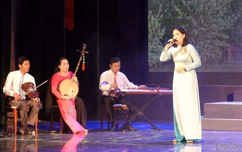 Thí sinh Nguyễn Thị Cúc (Báo Phụ nữ Thành phố Hồ Chí Minh) với “Điệu buồn phương nam”. Thí sinh Nguyễn Thị Cúc (Báo Phụ nữ Thành phố Hồ Chí Minh) với “Điệu buồn phương nam”.