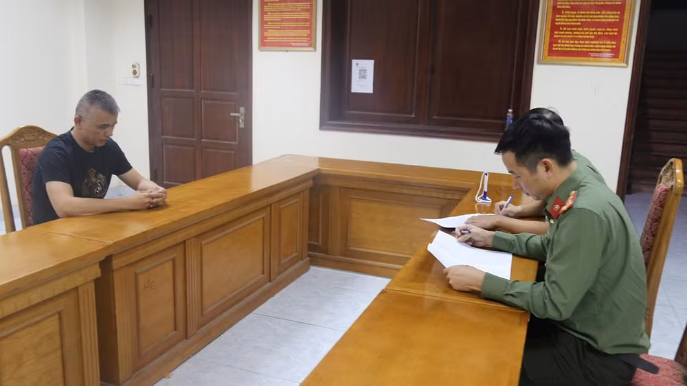 Đối tượng Chen Jian Fu tại cơ quan điều tra.