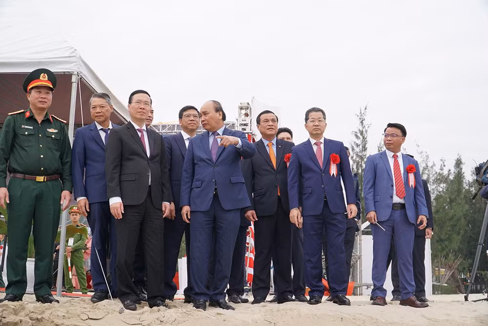 Chủ tịch nước Nguyễn Xuân Phúc, Thường trực Ban Bí thư Võ Văn Thưởng kiểm tra thực địa khu vực xây dựng bến cảng Liên Chiểu.