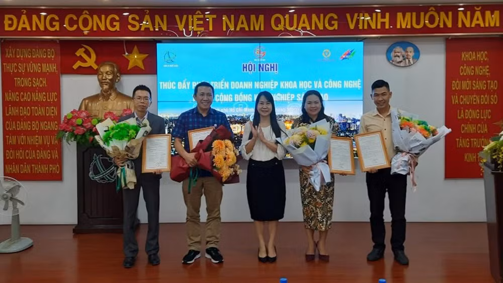 Lãnh đạo Sở Khoa học và Công nghệ Thành phố Hồ Chí Minh trao giấy chứng nhận doanh nghiệp khoa học công nghệ cho 4 doanh nghiệp.