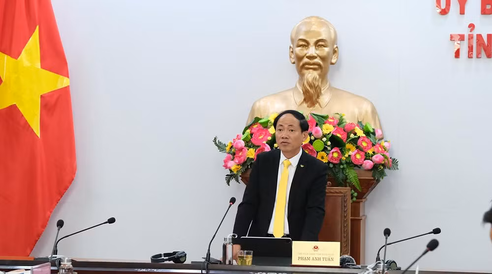 Chủ tịch Ủy ban nhân dân tỉnh Bình Định Phạm Anh Tuấn phát biểu ý kiến tại hội nghị.