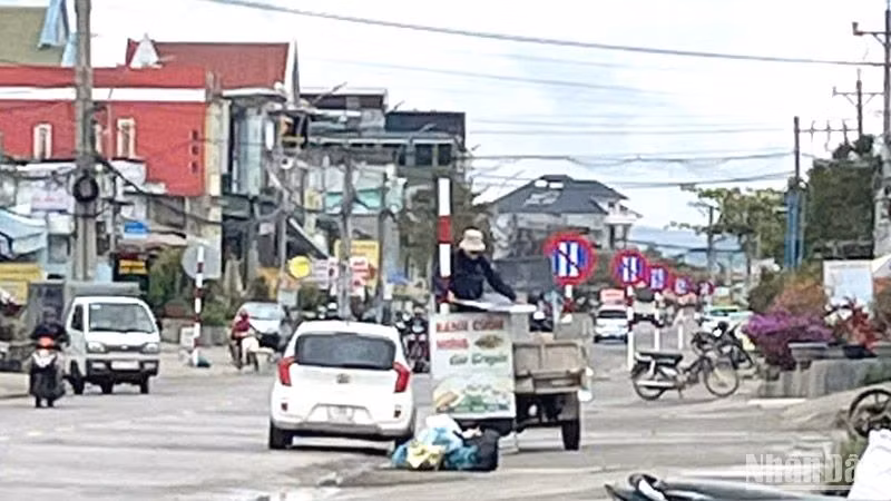 Lực lượng chức năng tháo dỡ các biển báo cấm đỗ xe ngày chẵn trên đoạn đường 1km, qua xã Lạc Lâm, huyện Đơn Dương sáng 24/2. (Ảnh: CTV) 