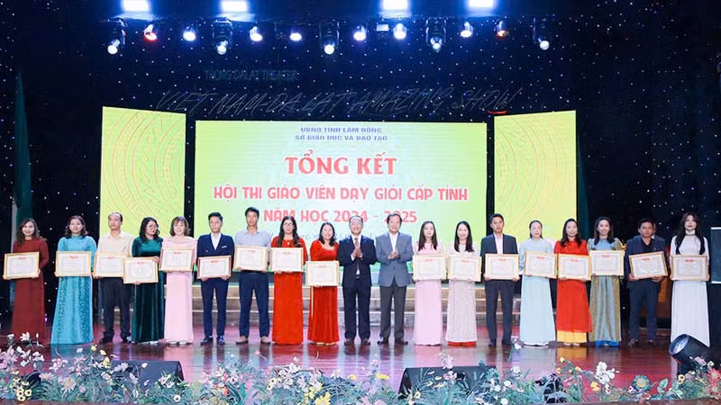 Ban tổ chức trao chứng nhận cho các giáo viên đạt danh hiệu “Giáo viên dạy giỏi cấp tỉnh" năm học 2024-2025.