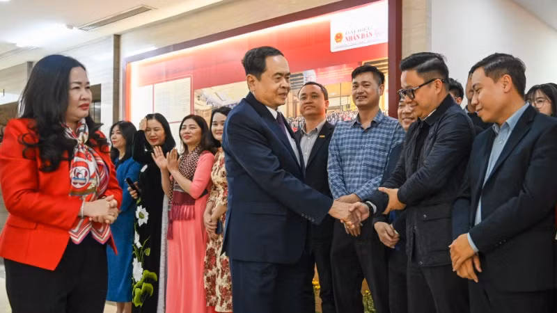 Chủ tịch Quốc hội Trần Thanh Mẫn với cán bộ, phóng viên báo Đại biểu Nhân dân. (Ảnh: DUY LINH)