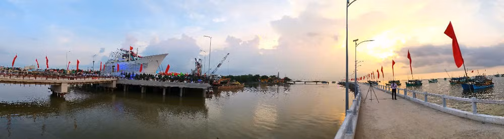 Bến tập kết về bờ nam Sông Đốc nam nào nay tấp nập tàu thuyền khai thác hải sản. Bến tập kết về bờ nam Sông Đốc nam nào nay tấp nập tàu thuyền khai thác hải sản.