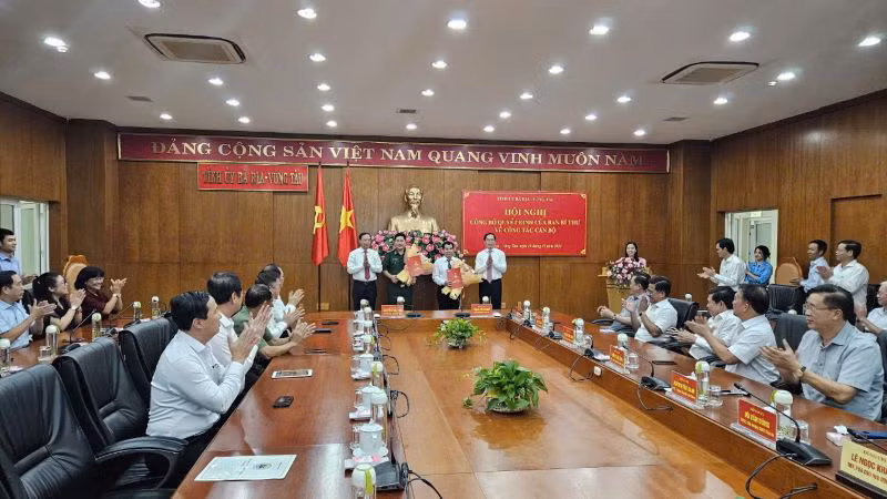 Ban Chấp hành Đảng bộ tỉnh chúc mừng Đại tá Đặng Cao Đạt và đồng chí Lại Văn Loan.