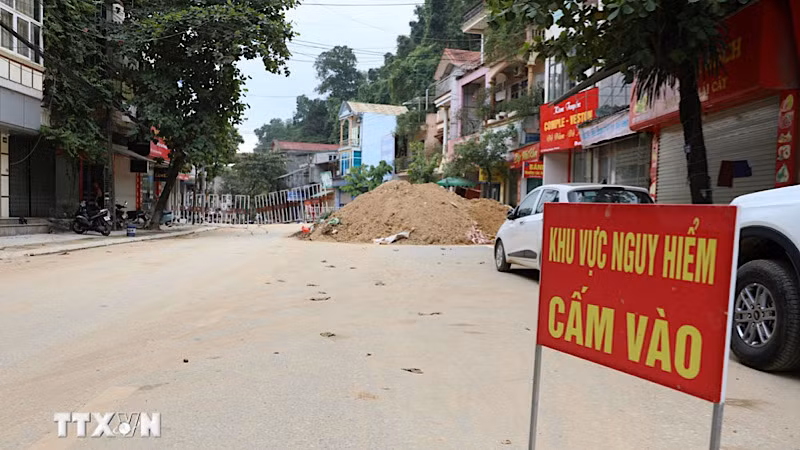 Cảnh báo sạt lở đất tại điểm sạt lở ở phường Yên Ninh, thành phố Yên Bái. (Ảnh: TTXVN) Cảnh báo sạt lở đất tại điểm sạt lở ở phường Yên Ninh, thành phố Yên Bái. (Ảnh: TTXVN)