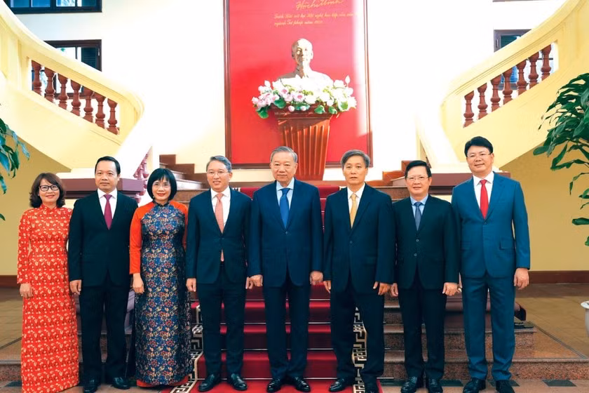 Tổng Bí thư Tô Lâm chụp ảnh lưu niệm cùng Ban Cán sự Đảng Bộ Tư pháp. Tổng Bí thư Tô Lâm chụp ảnh lưu niệm cùng Ban Cán sự Đảng Bộ Tư pháp.