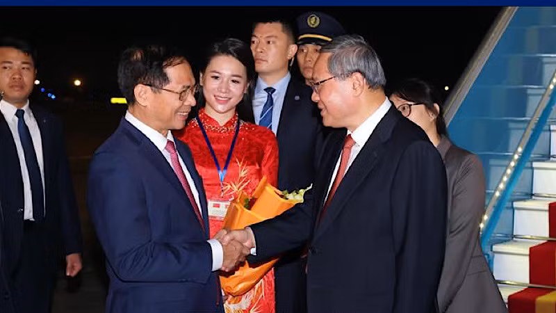 Phó Thủ tướng, Bộ trưởng Ngoại giao Bùi Thanh Sơn đón Thủ tướng Trung Quốc Lý Cường tại Sân bay Quốc tế Nội Bài, Hà Nội. 