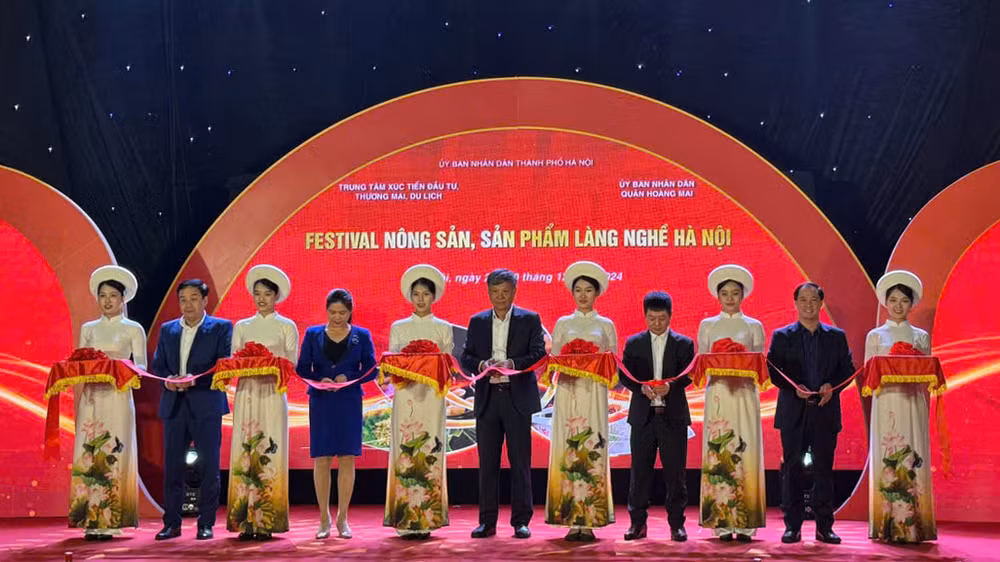 Các đại biểu thực hiện nghi thức khai mạc sự kiện.