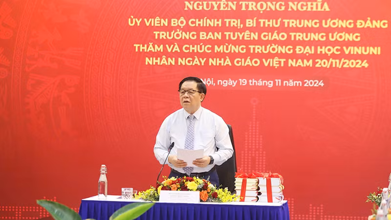 Đồng chí Nguyễn Trọng Nghĩa phát biểu tại buổi làm việc. 