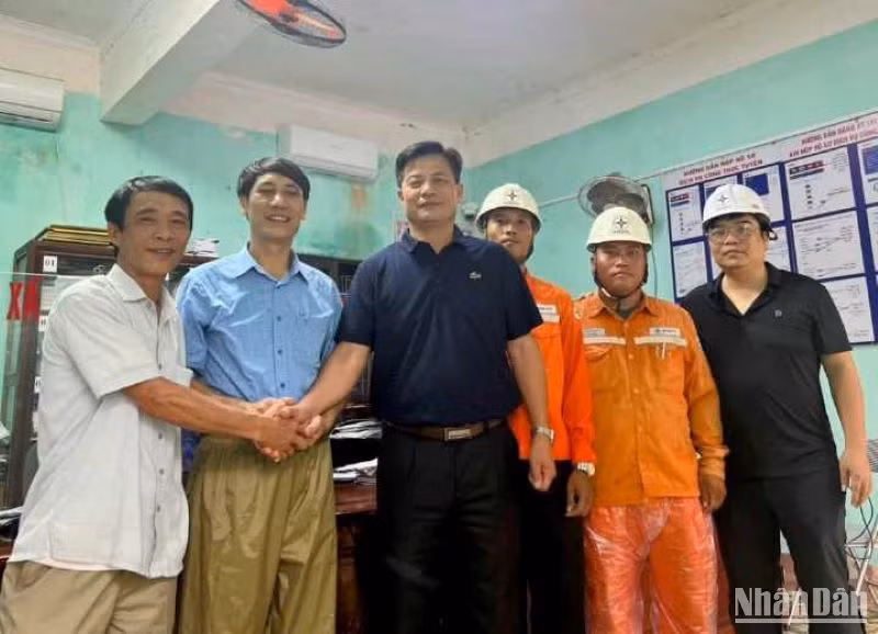 Lãnh đạo Công ty Điện lực Thái Bình chia vui với cán bộ công nhân Điện lực Thái Thụy khi đóng điện thành công cho hai xã cuối cùng của tỉnh Thái Bình là Thụy Hưng và Thụy Việt.