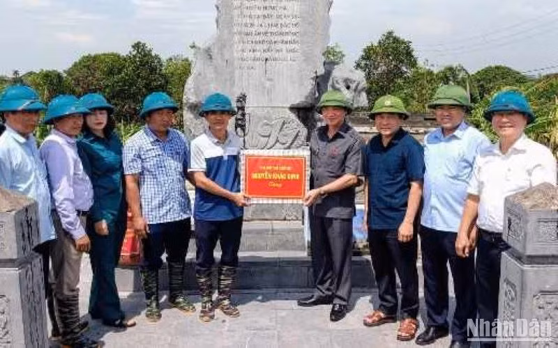 Phó Chủ tịch Quốc hội Nguyễn Khắc Định tặng quà chính quyền xã Hồng An (huyện Hưng Hà).