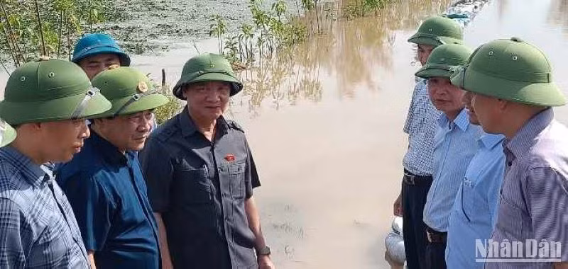 Phó Chủ tịch Quốc hội Nguyễn Khắc Định nghe chính quyền huyện Kiến Xương báo cáo tình hình khắc phục thiệt hại sau bão số 3.
