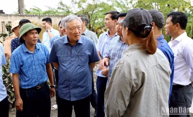Đồng chí Nguyễn Hòa Bình thăm hỏi, động viên người lao động đang ứng trực tại trạm bơm An Quốc, huyện Kiến Xương (tỉnh Thái Bình).