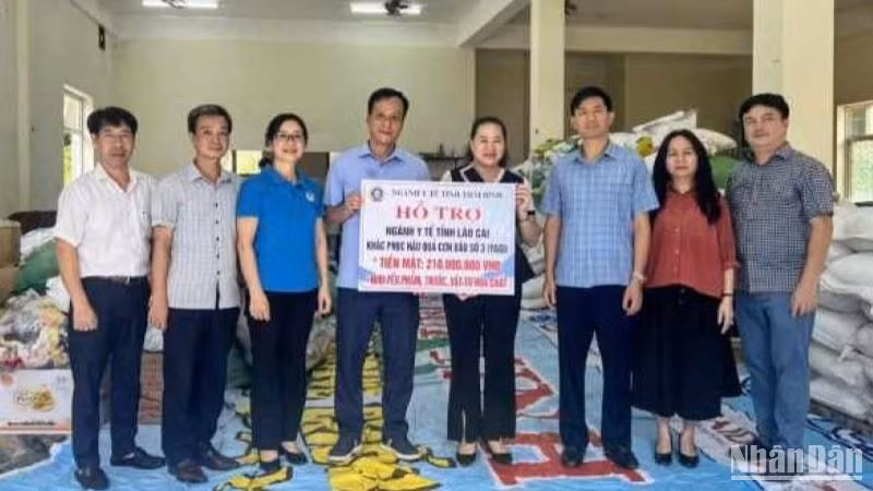 Đại diện lãnh đạo Sở y tế tỉnh Thái Bình trao tiền mặt và vật tư y tế, hóa chất, thuốc... cho ngành y tế tỉnh Lào Cai.