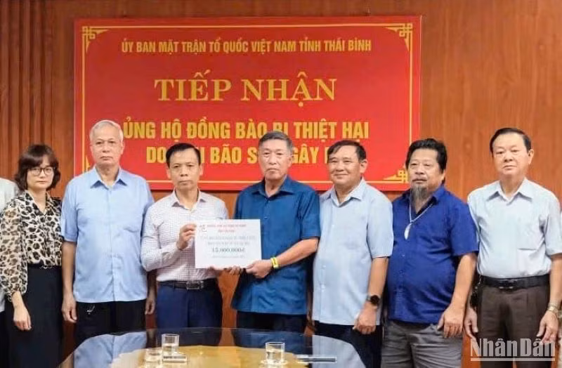 Hội đồng họ Phạm tỉnh Thái Bình ủng hộ 15 triệu đồng.