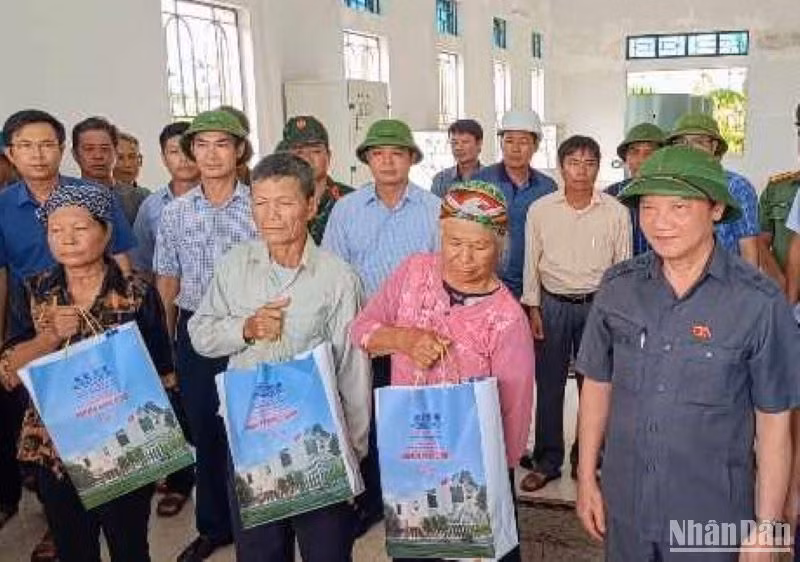 Phó Chủ tịch Quốc hội Nguyễn Khắc Định tặng quà các hộ dân gặp khó khăn tại xã Minh Tân (huyện Kiến Xương).