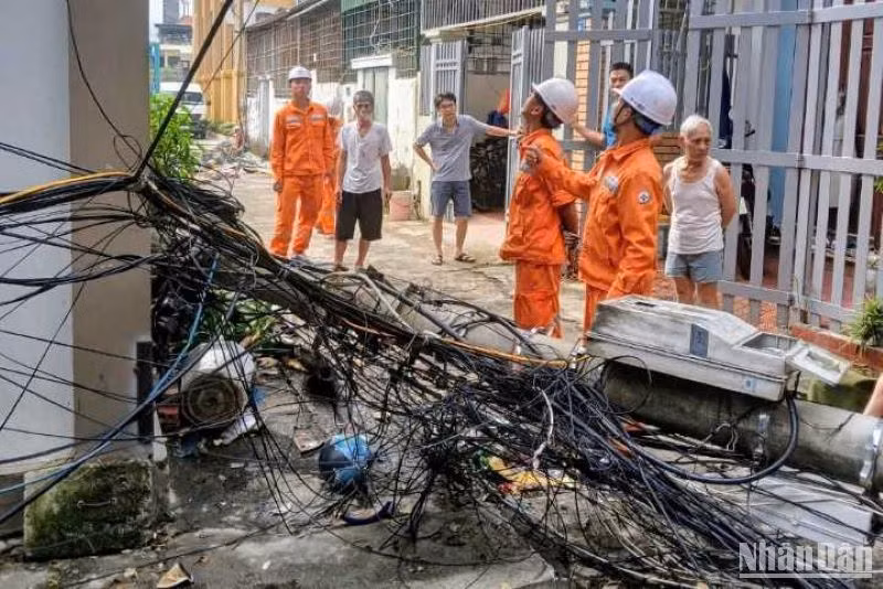 Tại thành phố Cẩm Phả (tỉnh Quảng Ninh) hệ thống điện nhiều khu dân cư bị tê liệt.