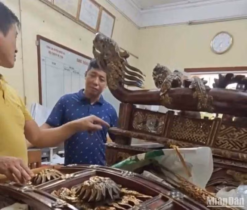 Lực lượng phá án đang kiểm tra, xác minh vật chứng. Lực lượng phá án đang kiểm tra, xác minh vật chứng.