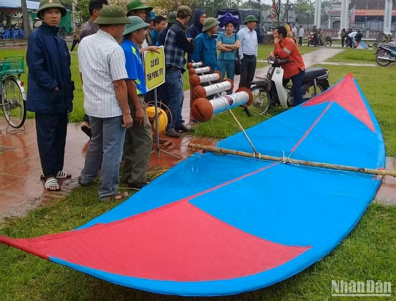 Chơi diều, thả diều là nét văn hóa đặc sắc của người dân vùng nông thôn nếu được tổ chức chặt chẽ và giữ khoảng cách an toàn với đường điện.