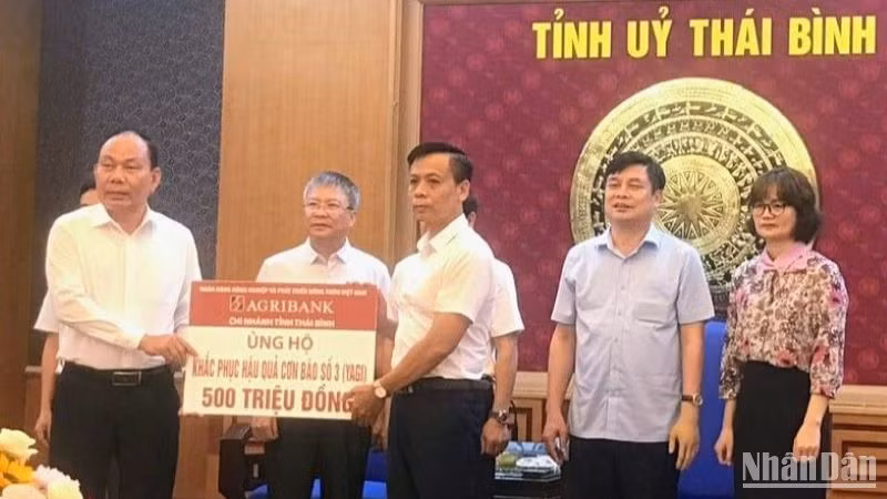 Ngân hàng Agribank chi nhánh tỉnh Thái Bình ủng hộ 500 triệu đồng.
