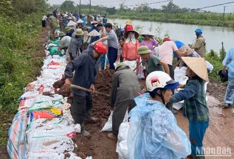 Người dân xã Vũ Đoài đi chống lũ đầy khí thế và đông như "ngày hội".